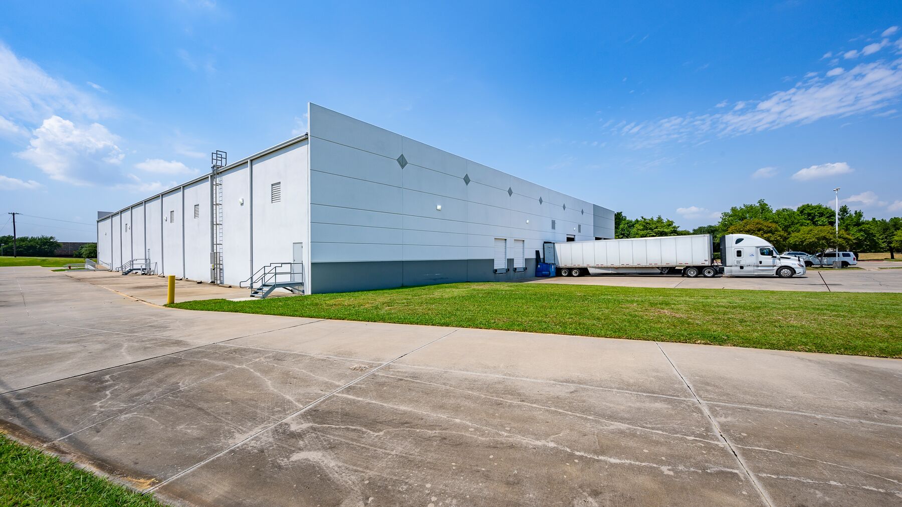 Prologis-Valwood-25-DAL02625-2168-Diplomat-Drive_Property-Photo.jpg